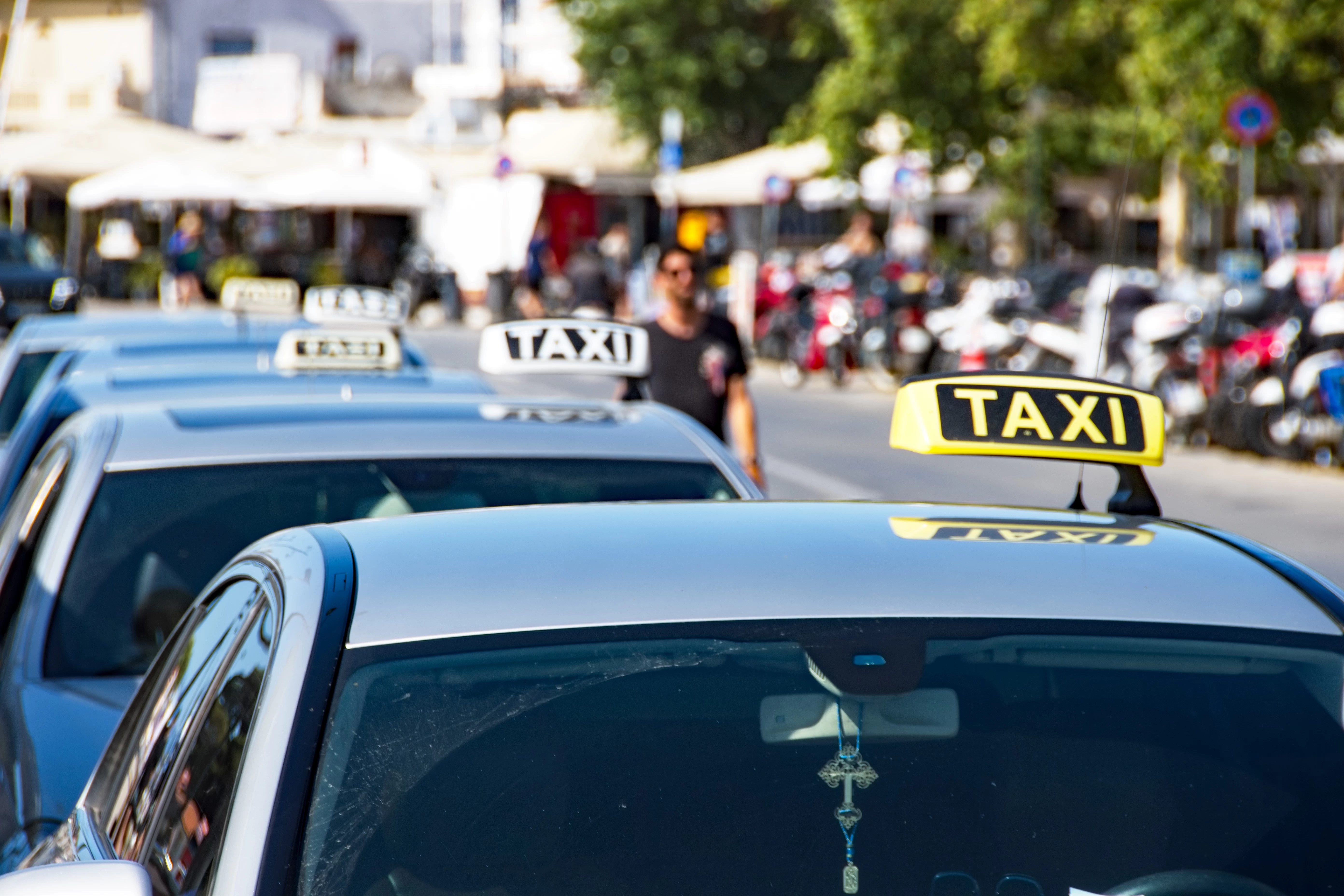 Rodina přiletěla na dovolenou do Atén. Taxikář ji odmítal pustit z auta a za cestu za 55 eur požadoval 600 eur