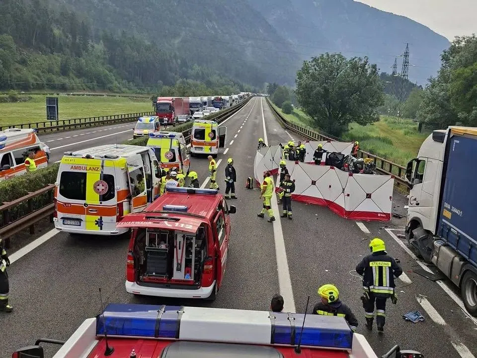 Rodina mířila autem na dovolenou do Itálie. Tragická nehoda na A22 má dvě oběti, zemřela i 13letá dívka