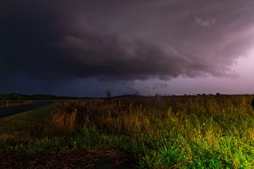 Meteorologové ukázali, kde udeří silné bouřky. Už za několik hodin hrozí kroupy i přívalový déšť
