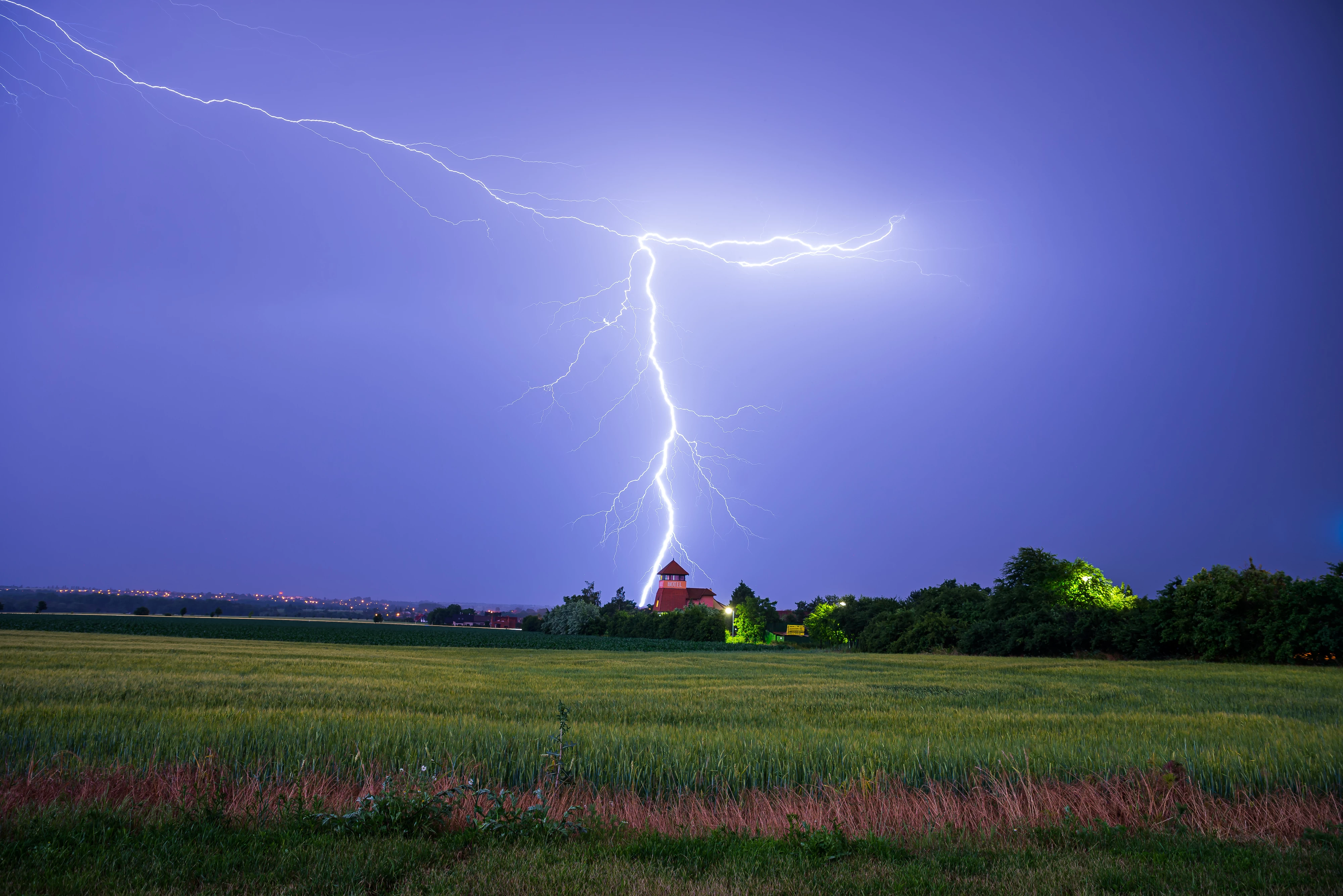 Studená fronta změní počasí v Česku: Meteorologové počítají se dvěma vlnami bouřek