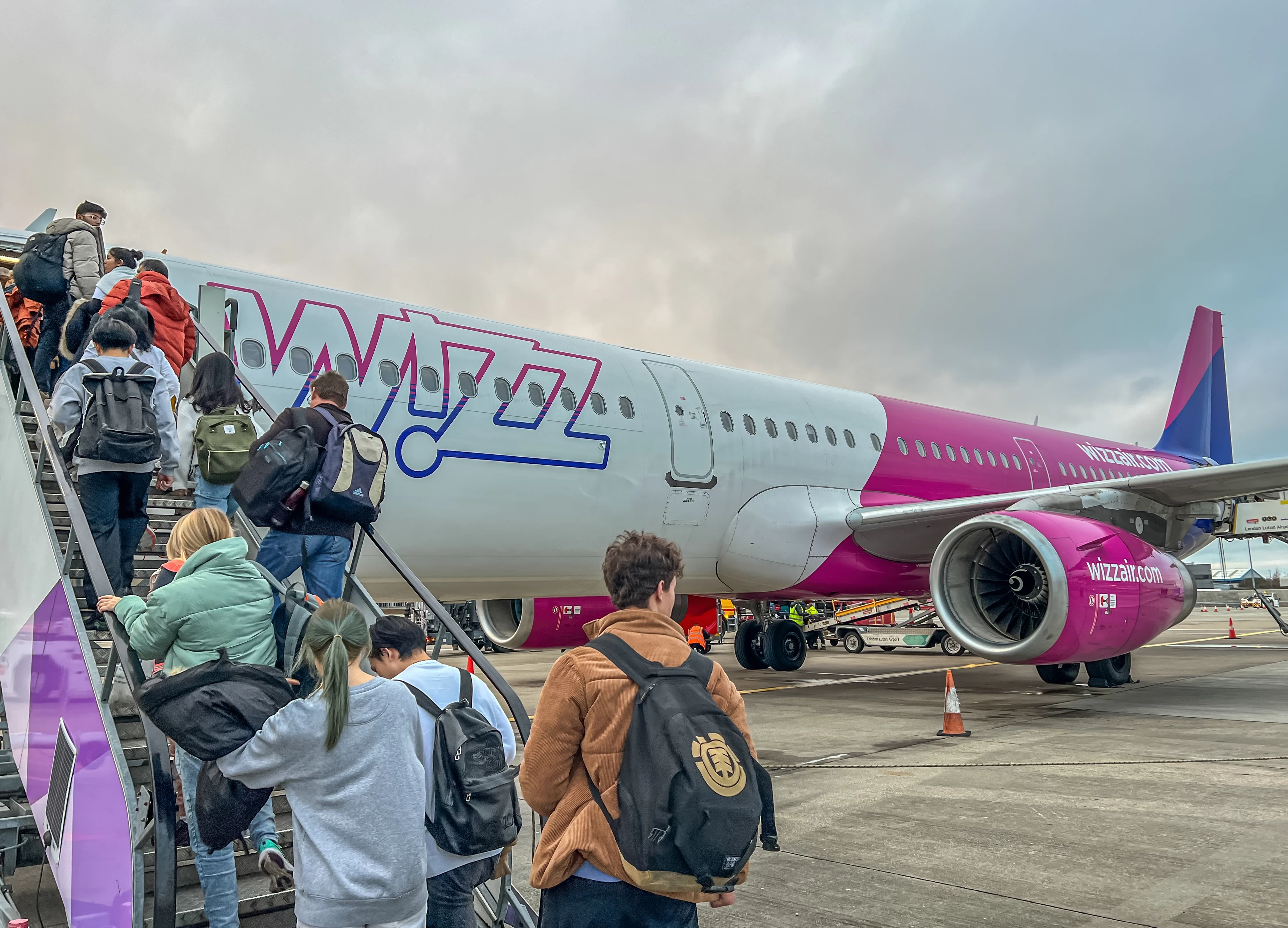 Bouřky zkomplikovaly let z Prahy do Londýna. Posádka Wizz Air vyhlásila stav nouze