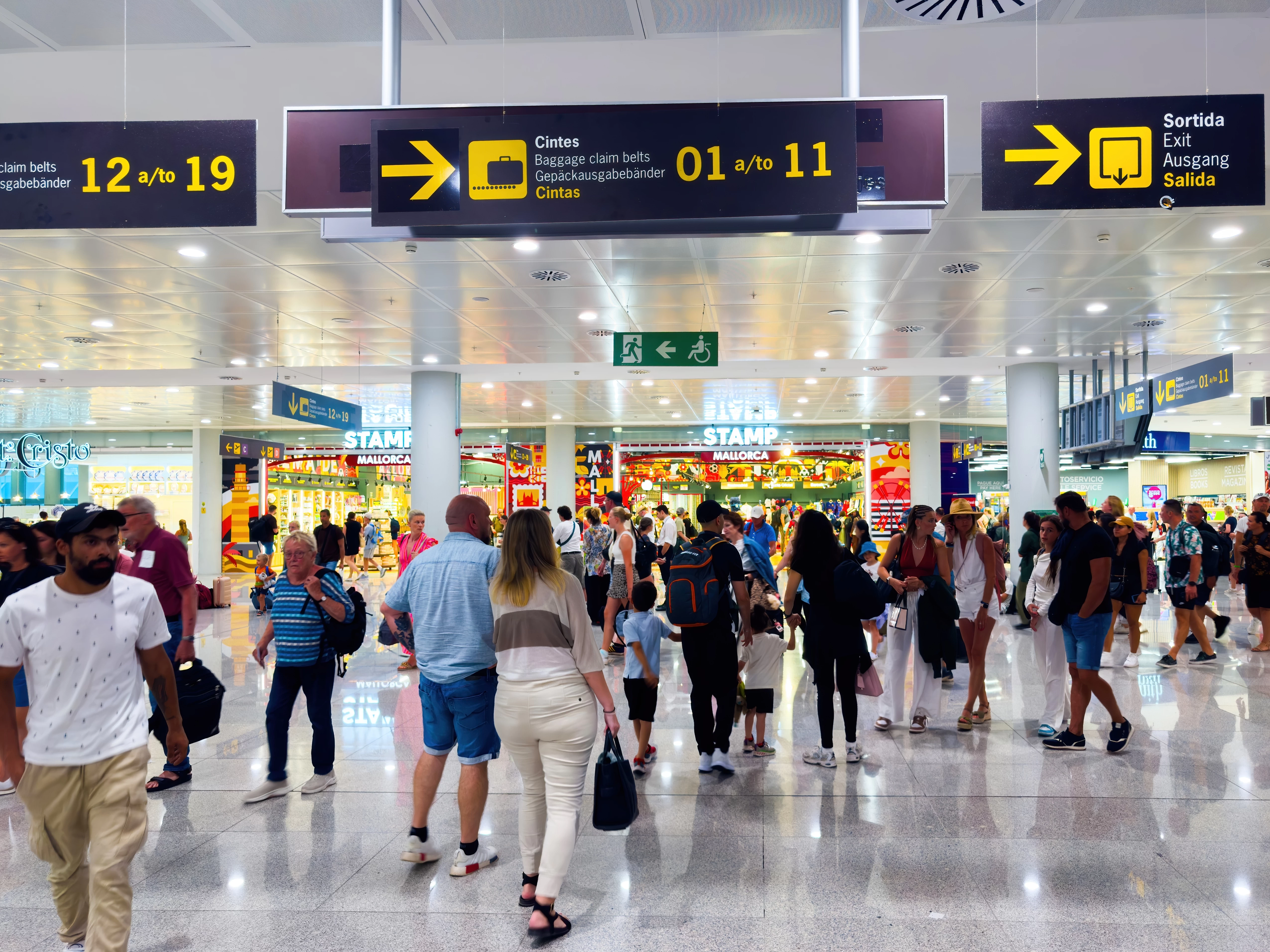 Bouřky komplikují návraty z Mallorky. Desítky letů nabraly zpoždění, letiště zaplnili čekající turisté