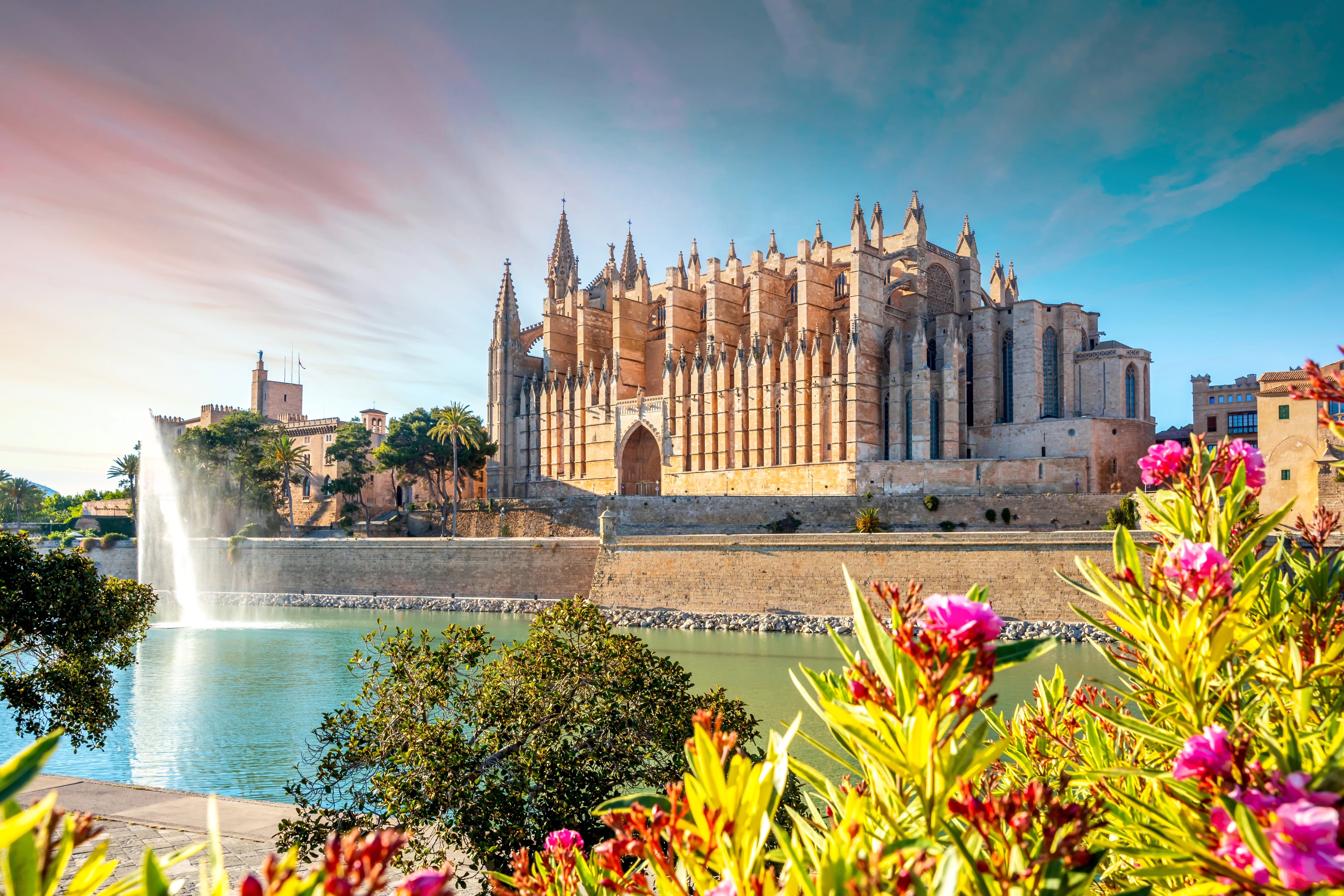 Turistky našli v hotelu na Mallorce v bezvědomí. Na problém v pokoji si hosté stěžovali už předtím
