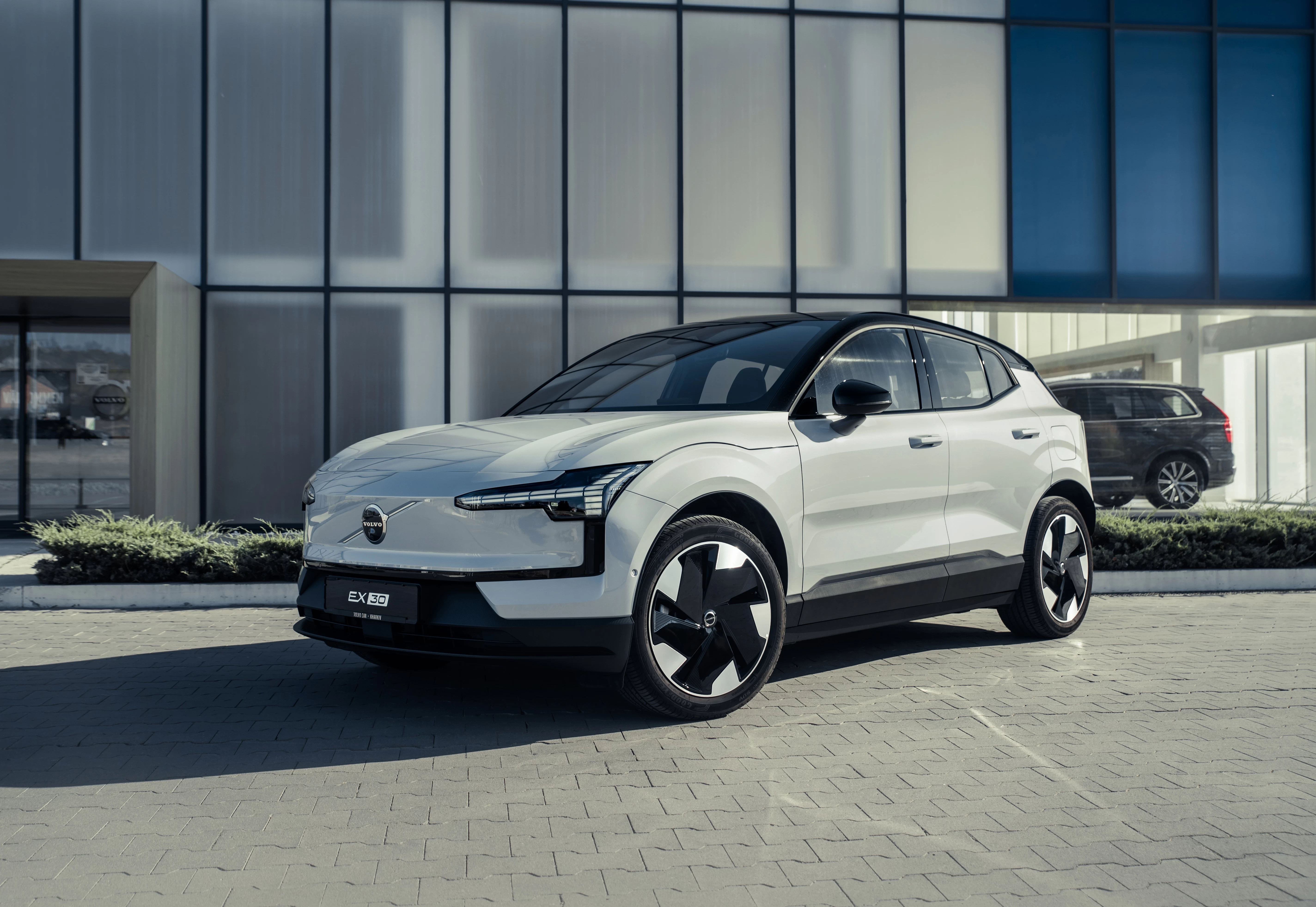 Známý obchodní řetězec zakázal elektromobilům vjezd na některá parkoviště