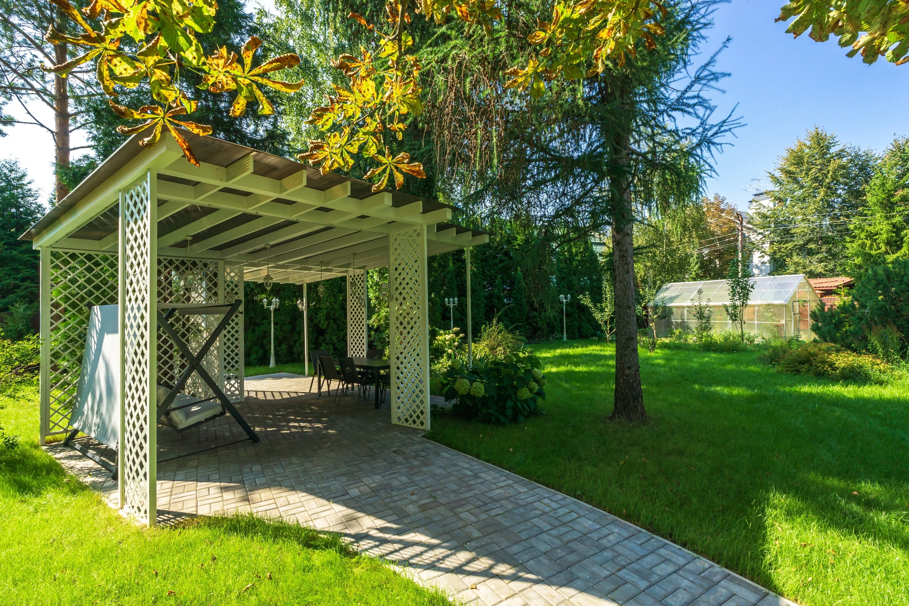 Pergola na zahradě může přijít draho. Kvůli jediné chybě hrozí pokuta až 2 miliony i bourání
