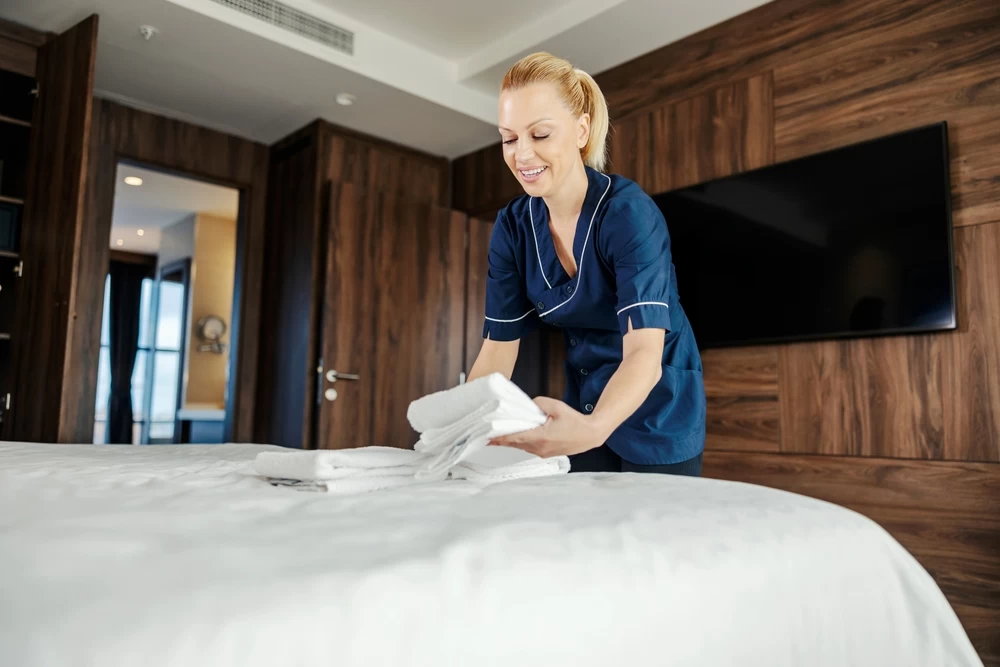 Kolik si vydělá pokojská v pětihvězdičkovém hotelu za měsíc i se spropitným? Až to číslo uvidíte, nebudete tomu věřit