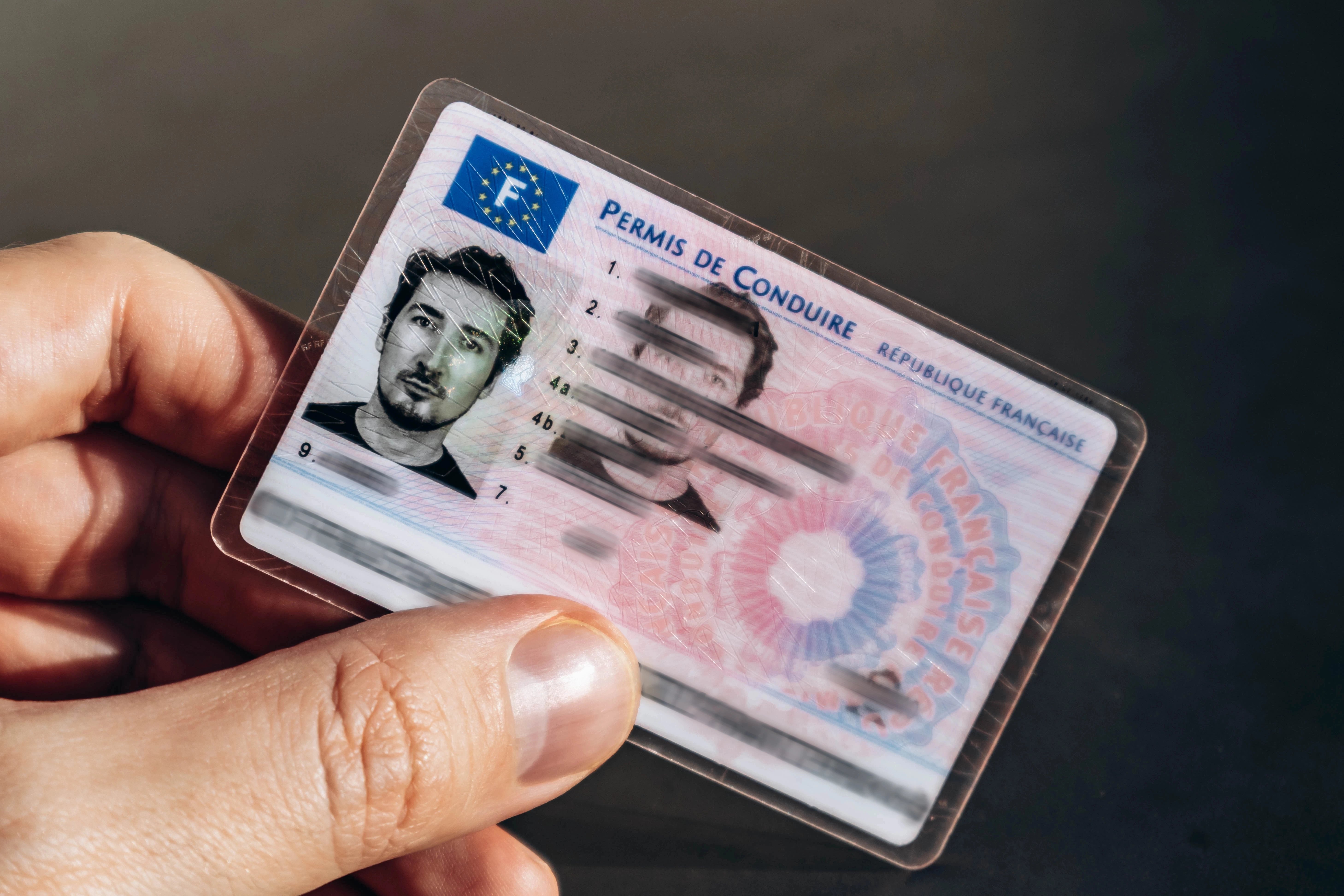 Jedno datum v peněžence Češi často nekontrolují. Za prošvihnutou povinnost může přijít pokuta až 15 000 Kč