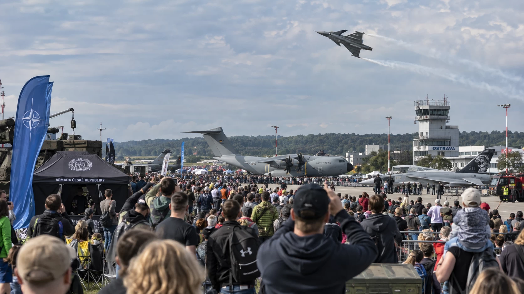 Vyrazili na Dny NATO. Měli raději zůstat doma, přišli skoro o pět tisíc