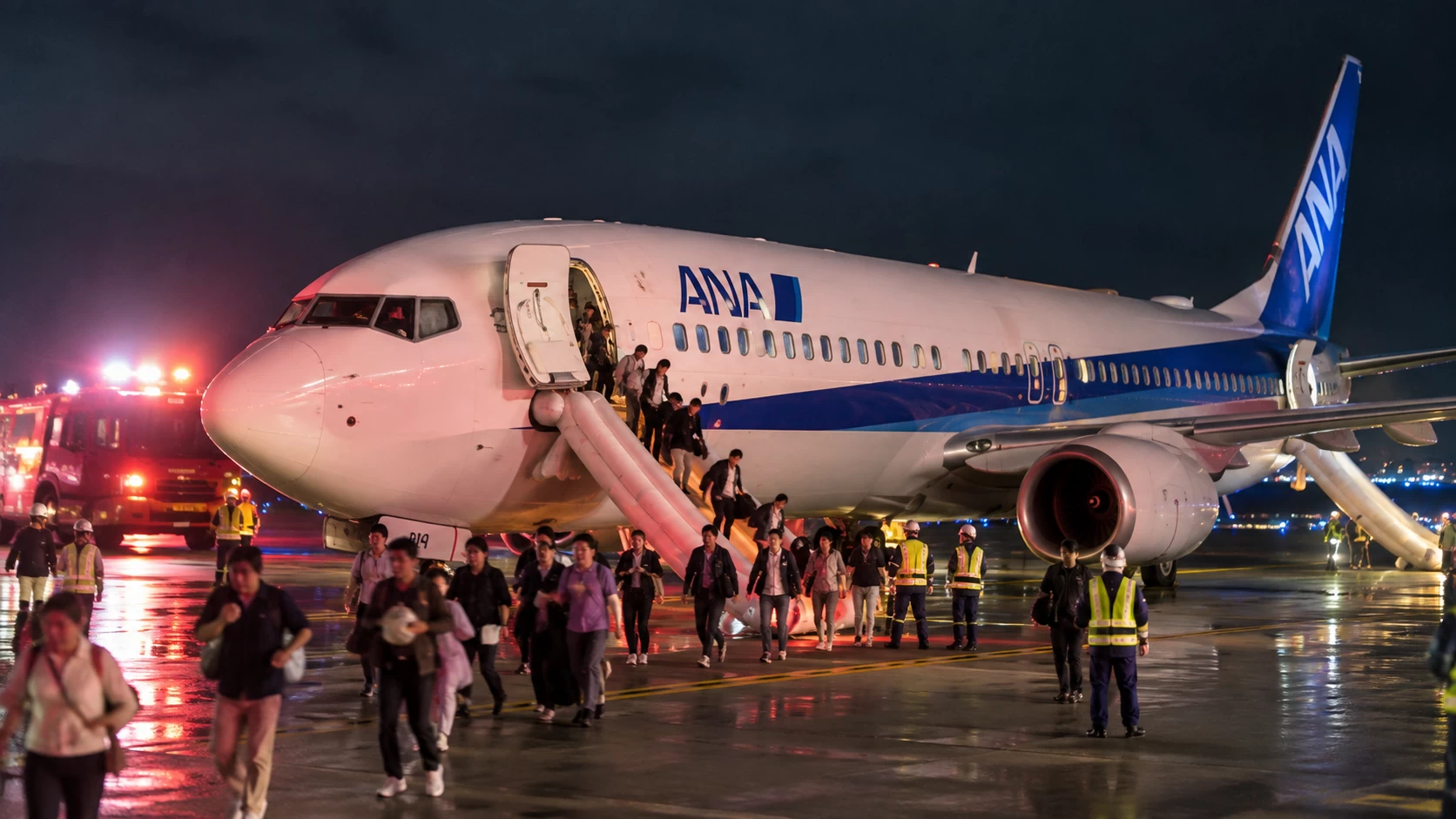 Boeing se po problému s motorem musel vrátit na letiště. 158 lidí evakuovali nouzovými skluzavkami