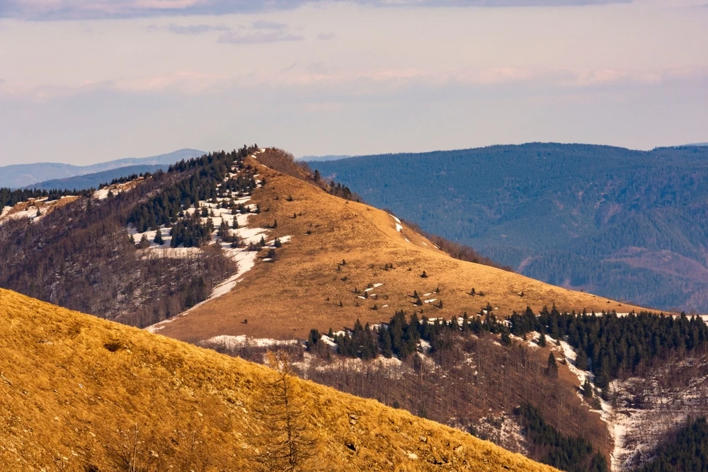 Tragédie ve Vysokých Tatrách. Muž se zřítil ze skály, pomoc potřeboval i svědek nehody