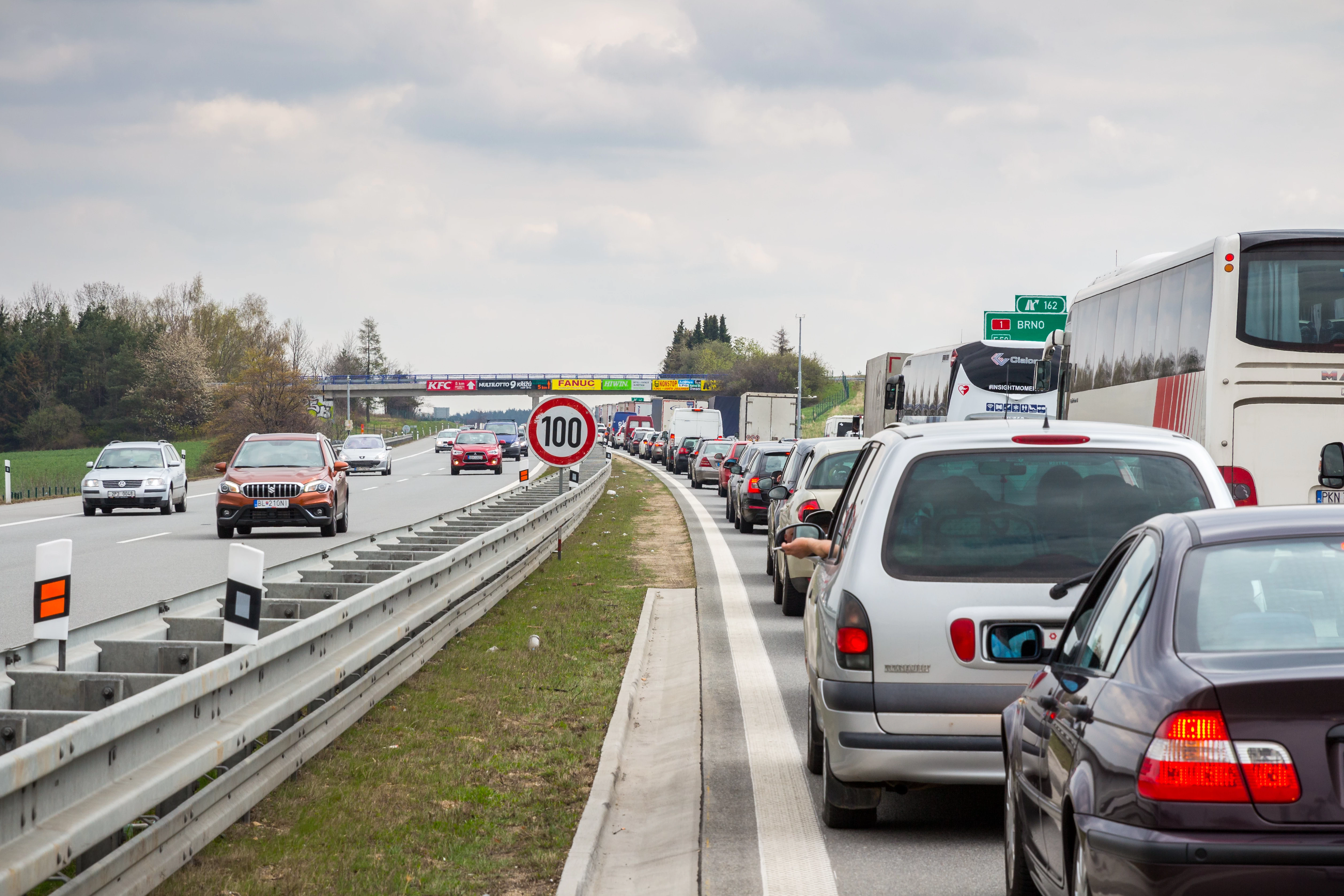 Omezení na křižovatce D0 a D5 se protáhne. Řidiči budou v kolonách stát až do konce října