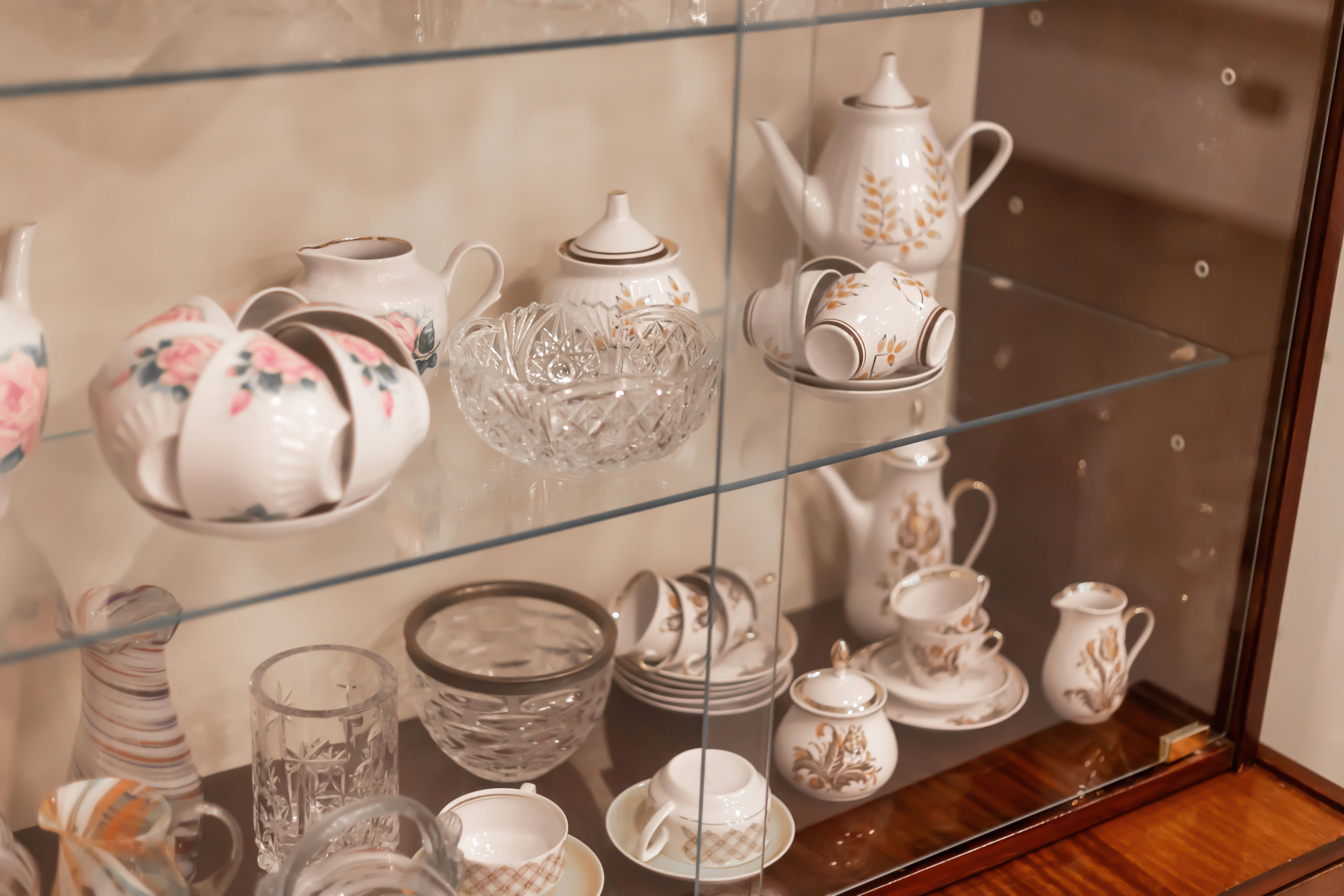 Starý porcelán nemusí být jen vzpomínka. Některé soupravy s těmito hrnky se prodávají za tisíce