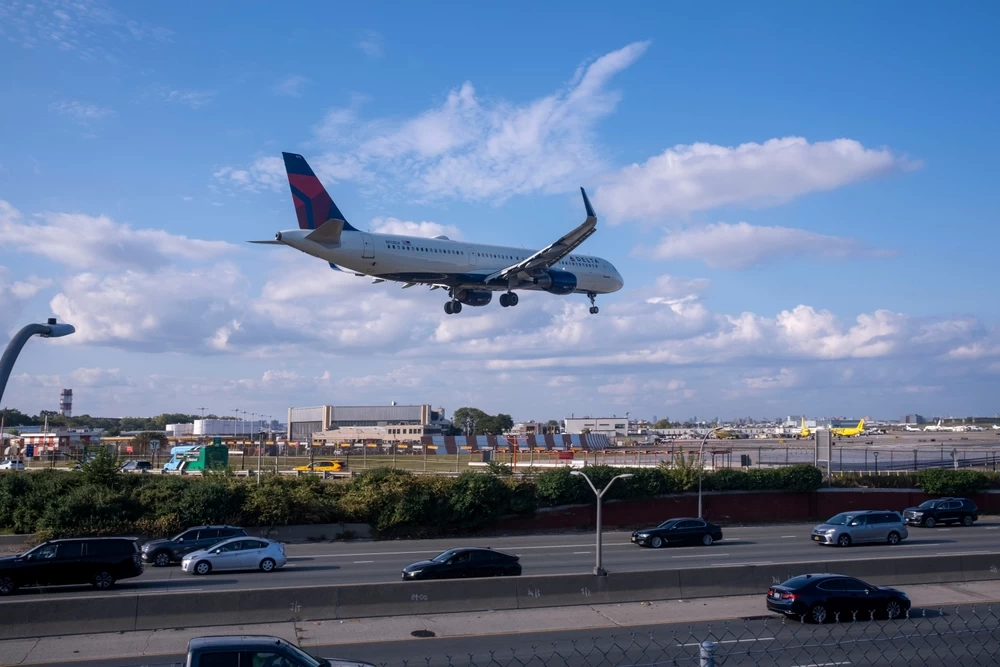 Letadlo z New Yorku hlásilo při přistání závadu motoru. Na letiště v Miláně vyrazili hasiči i sanitky