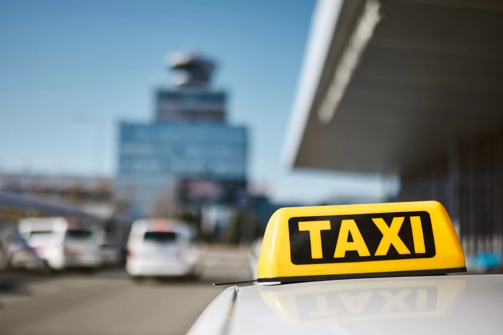 Jízda taxíkem po Praze může stát i sto tisíc. Město zrušilo cenové stropy pro taxíky