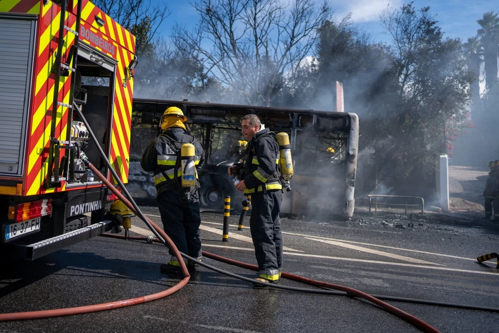 Cesta z letiště do letoviska skončila tragédií. Autobus se 45 turisty po střetu prorazil svodidla, dva lidé zemřeli