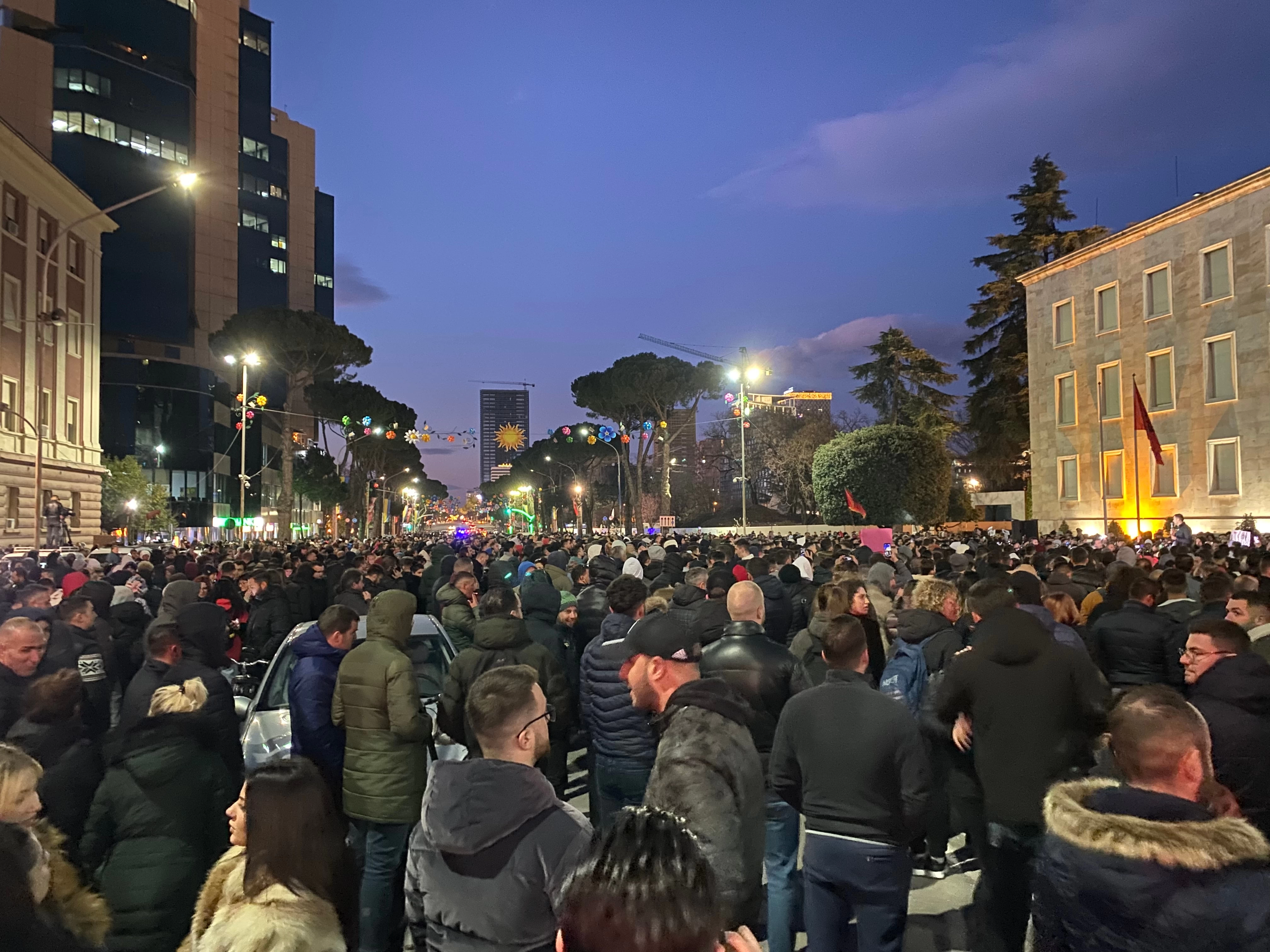 Albánií otřásají násilné protesty. Desítky zraněných, zatýkání a premiér odmítá odstoupit
