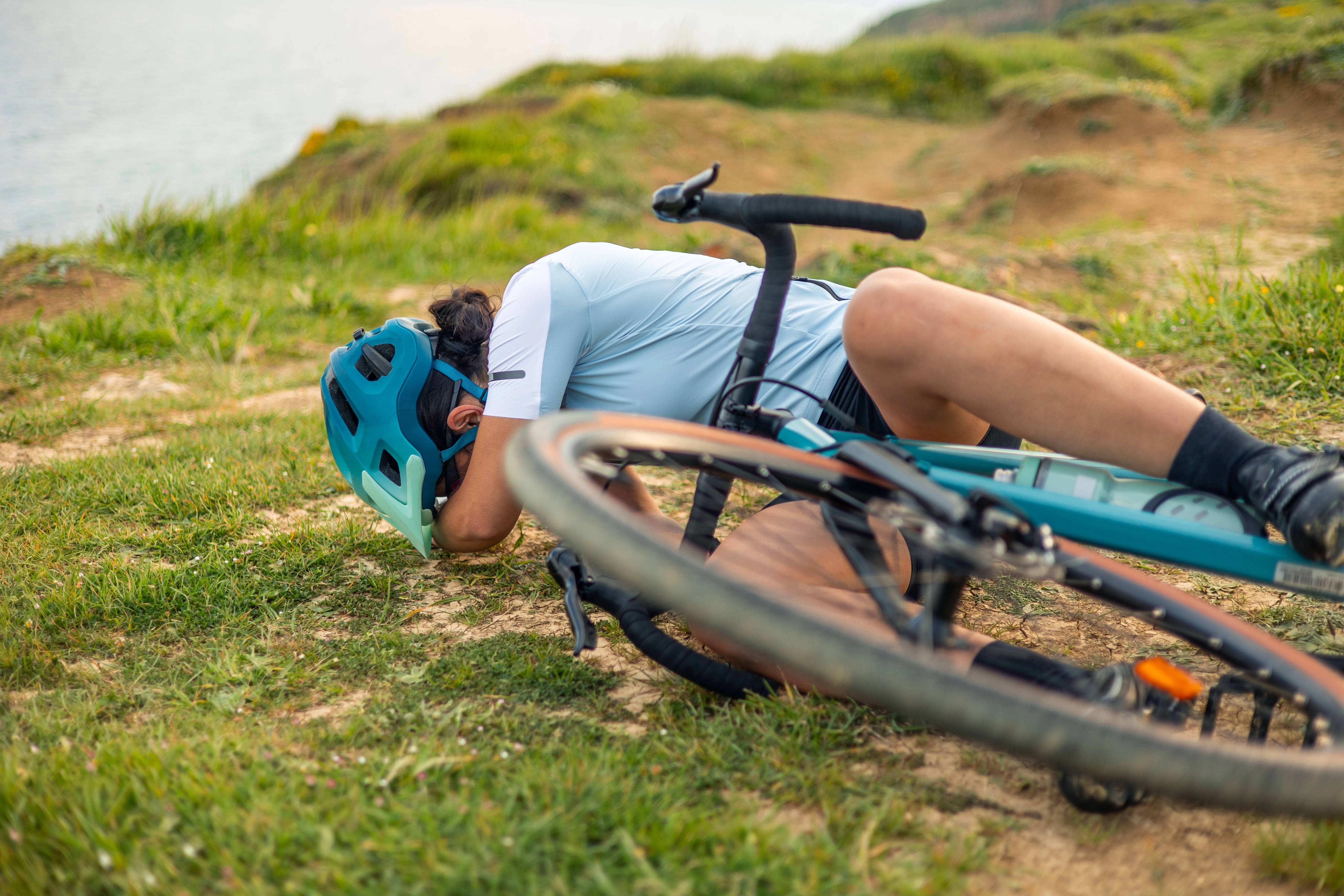 Zraněný cyklista ležel na silnici a prosil o pomoc. Muž na koloběžce mu prý řekl, že spěchá do práce, a odjel