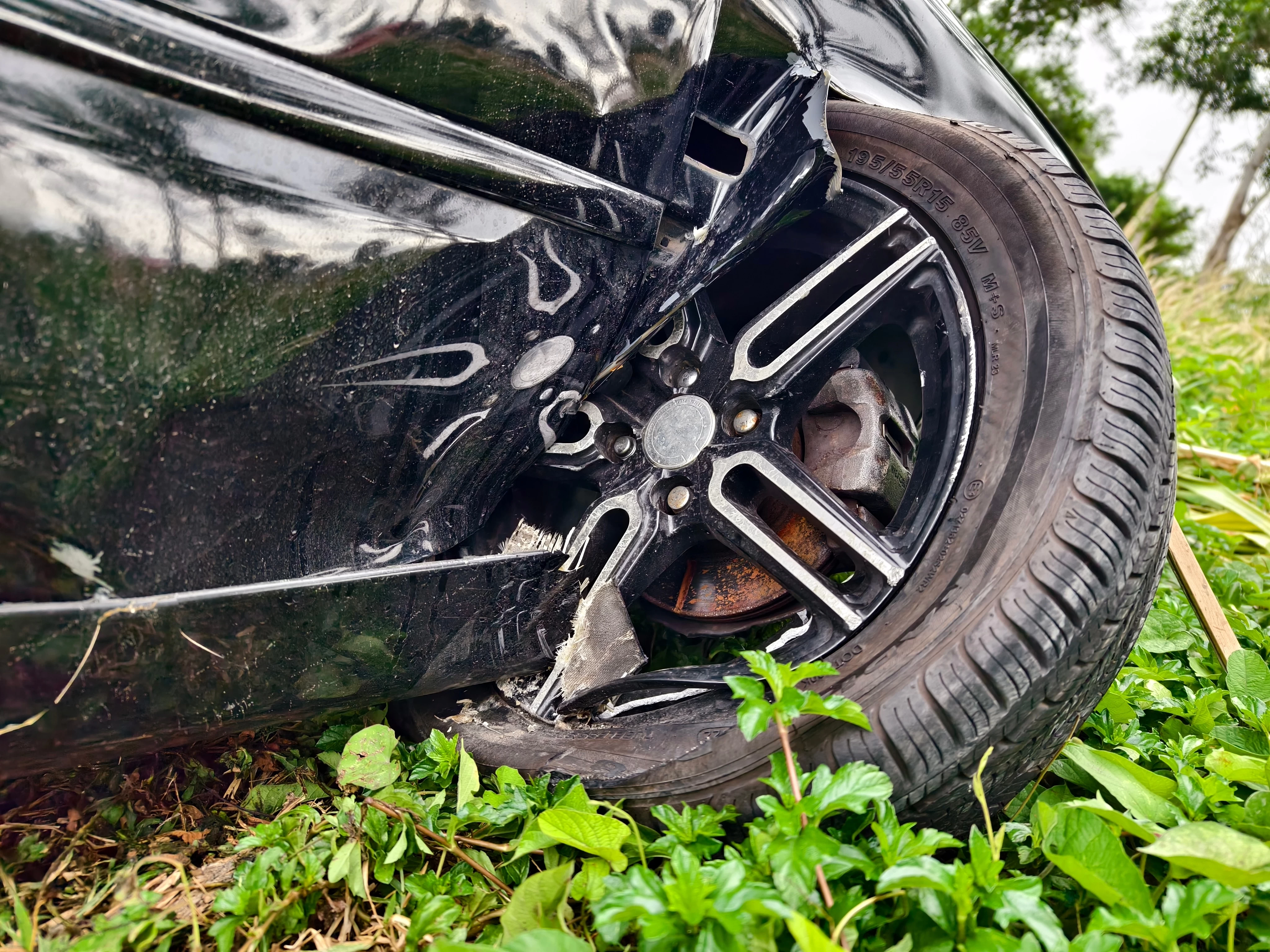 Řidič úmyslně vjel do protisměru a narazil do auta autoškoly. Policie vyšetřuje pokus o vraždu