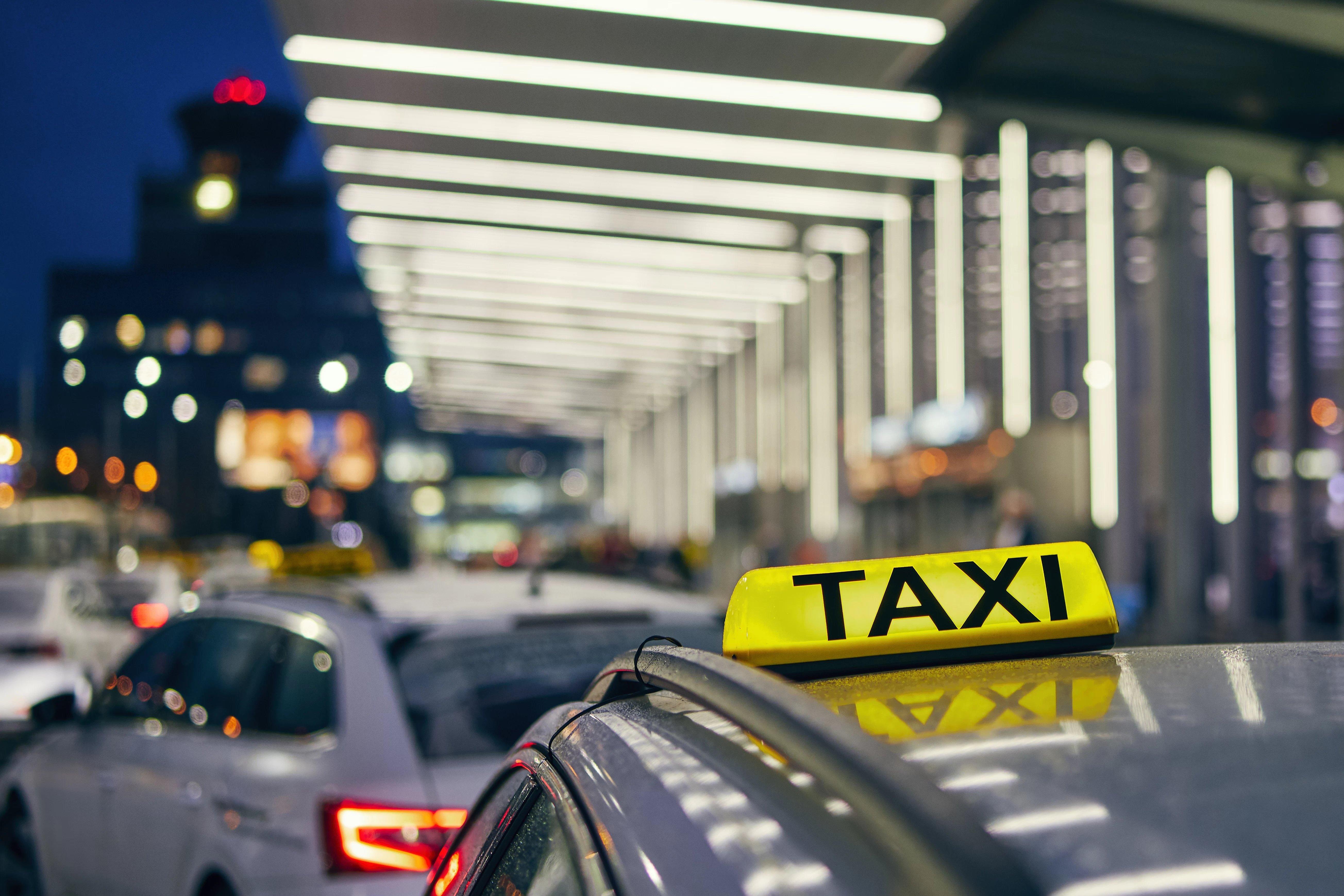 Praha vrací cenové stropy pro klasické taxi, zrušení vydrželo jen krátce