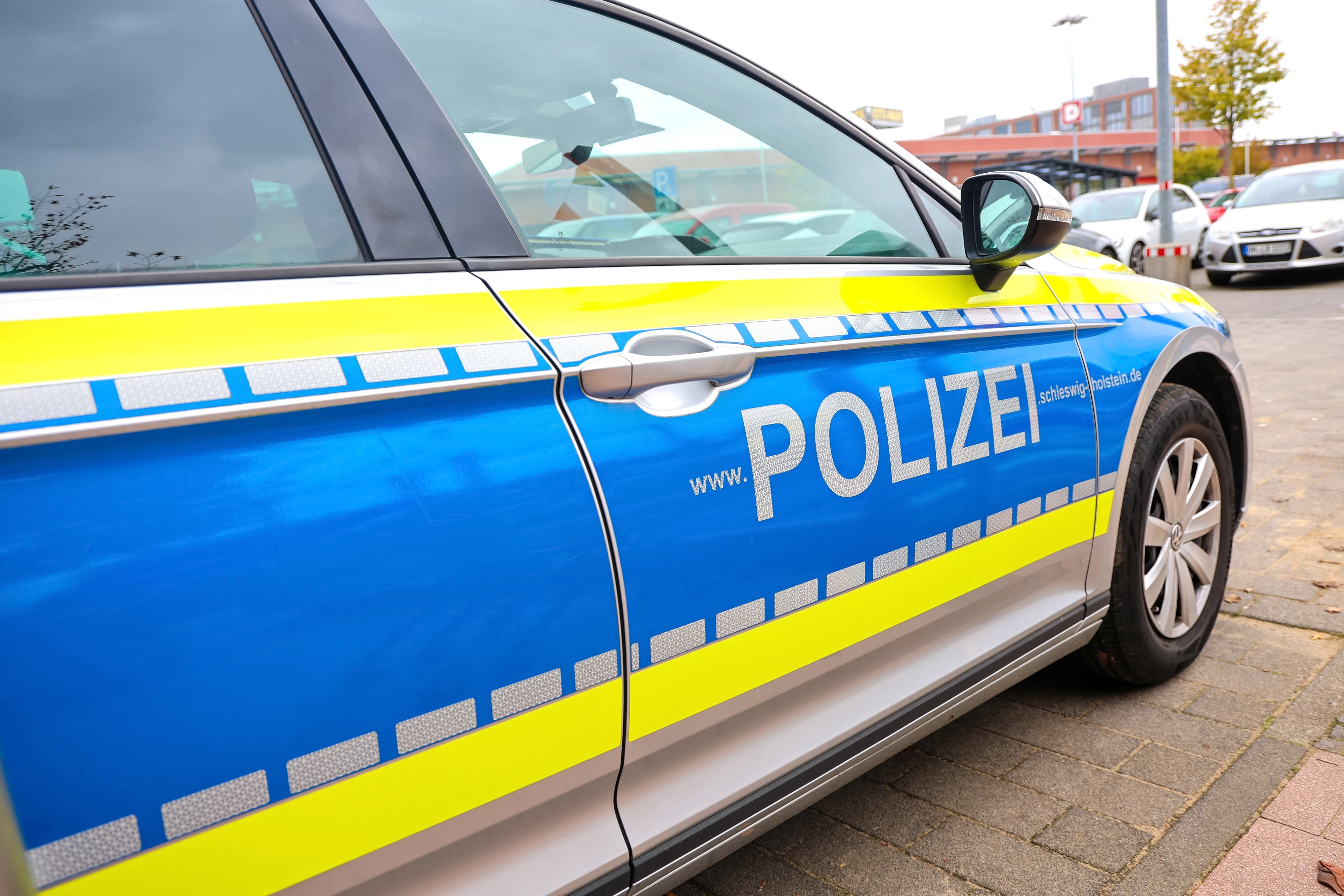 Auto najelo do skupiny lidí. Několik zraněných skončilo v nemocnici, policie na ujíždějící vůz střílela